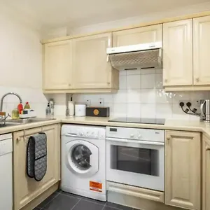 1 Bedroom Flat With Free Parking Apartment