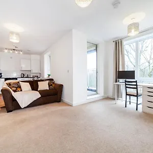 Stunning Double Bed Flat With Private Balcony & Free Parking Apartment