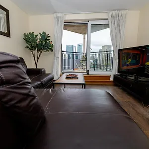 Two Bed Near Canary Wharf Apartment