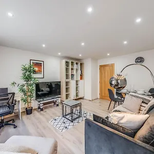 Canary Wharf O2 Excel Flat With Parking & Balcony Apartment