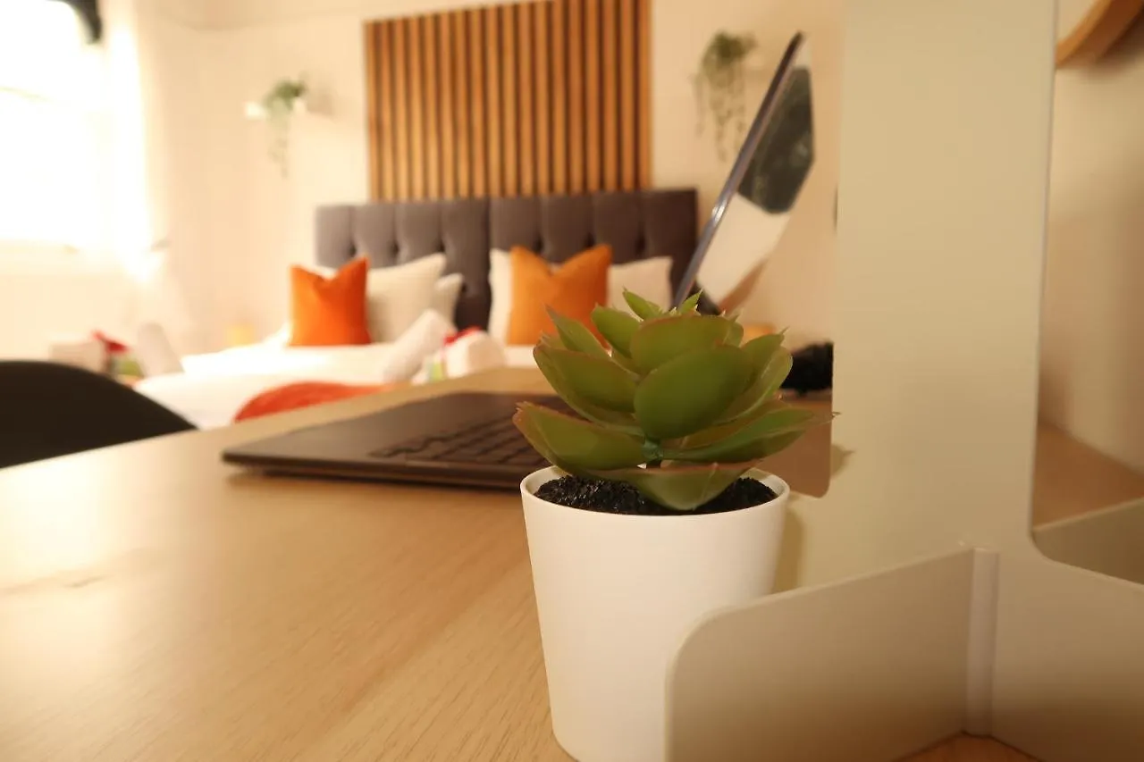 Cosy Home In London 0*,